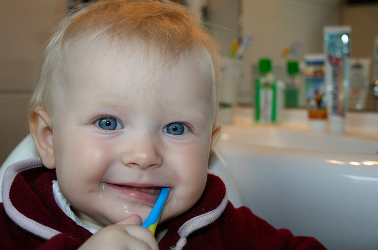 Come lavare i denti ai bambini: 5 passaggi